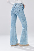 Jean azul flare de Verano Urbano con tiro alto y bota ancha
