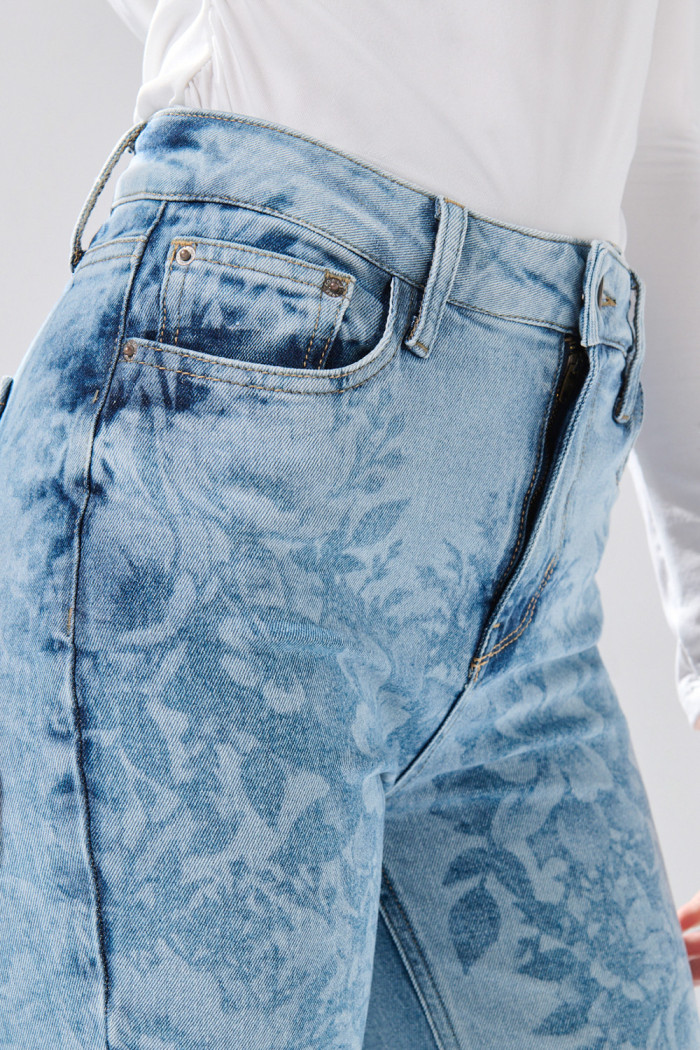 Jean azul flare de Verano Urbano con tiro alto y bota ancha
