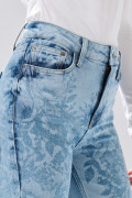 Jean azul flare de Verano Urbano con tiro alto y bota ancha
