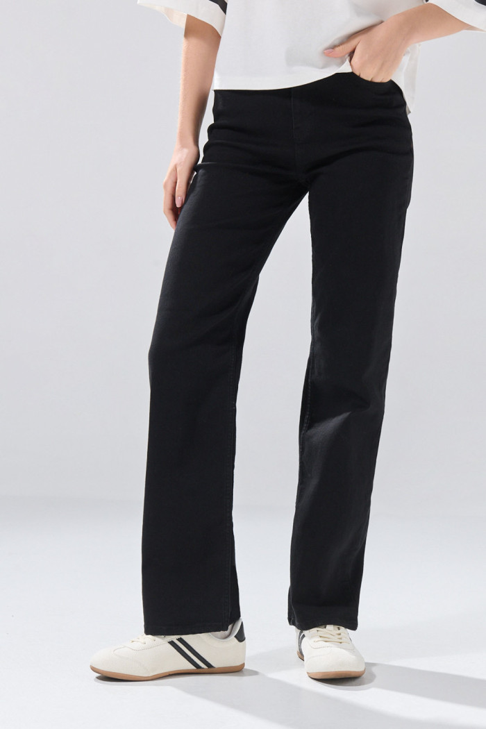 Jean bota recta negro straight leg infaltables con tiro alto
