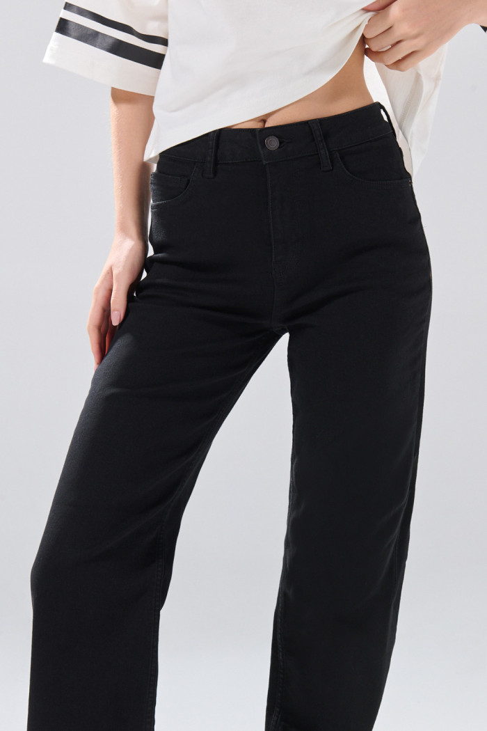 Jean bota recta negro straight leg infaltables con tiro alto