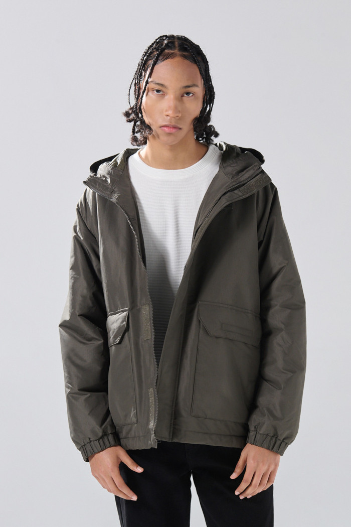 Chaqueta con acolchado interno unicolor con bolsillos parche