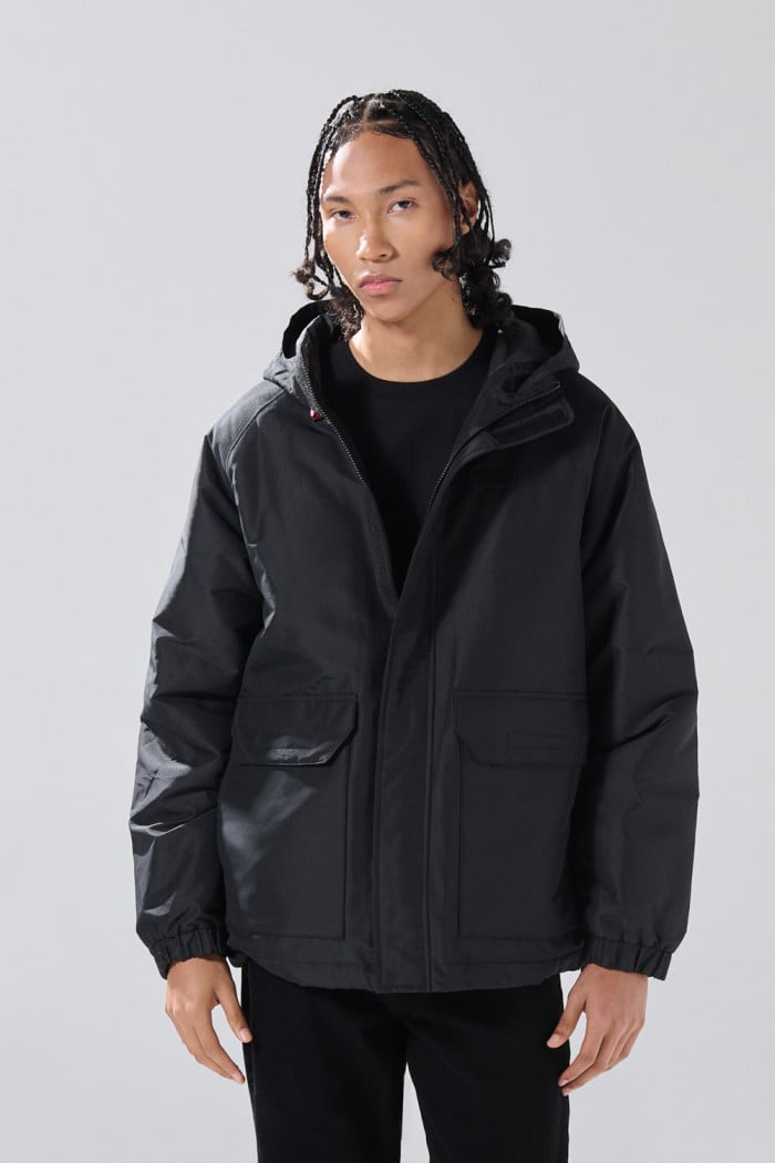Chaqueta con acolchado interno unicolor con bolsillos parche