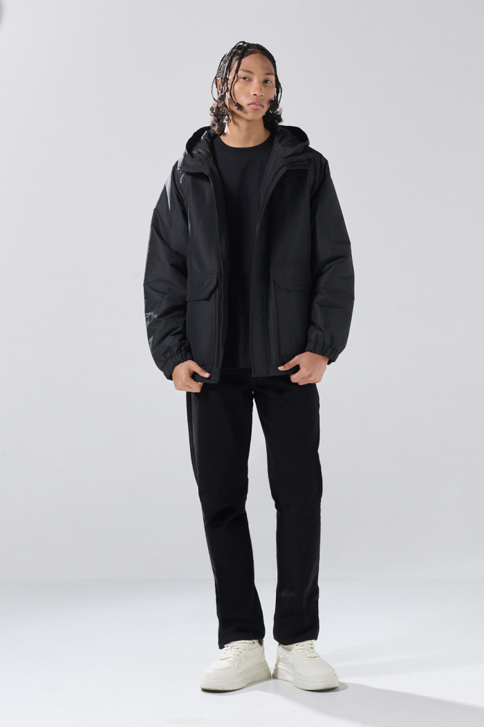 Chaqueta con acolchado interno unicolor con bolsillos parche