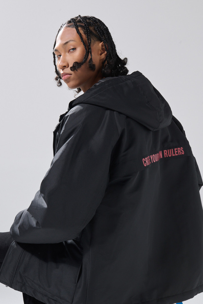 Chaqueta con acolchado interno unicolor con bolsillos parche
