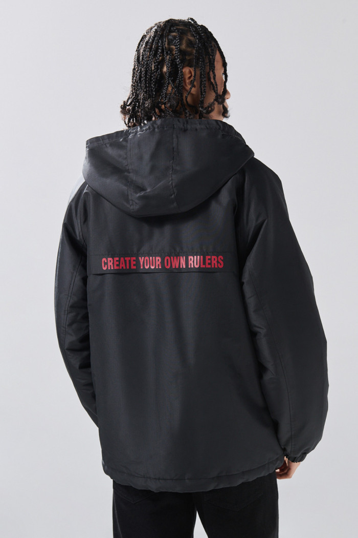 Chaqueta con acolchado interno unicolor con bolsillos parche