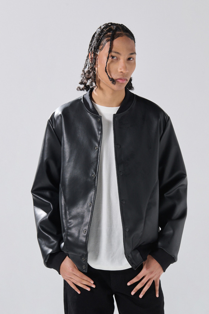 Chaqueta bomber negra de Verano Urbano con broches
