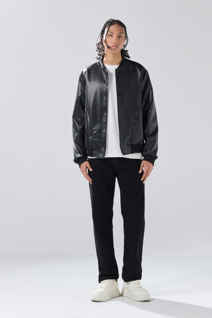 Chaqueta bomber negra de Verano Urbano con broches
