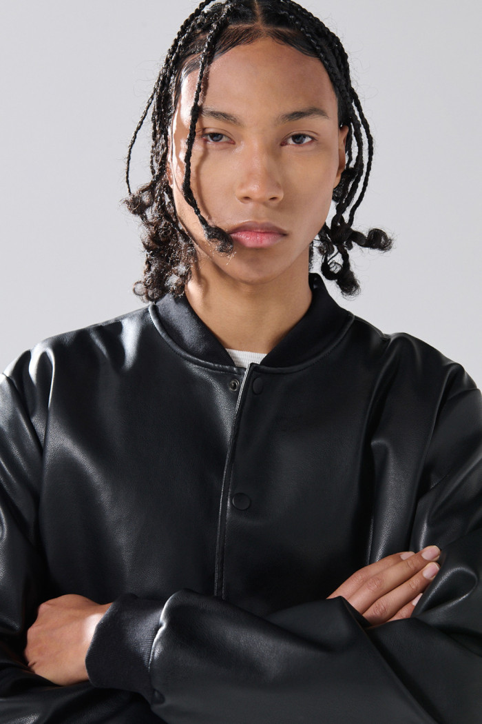 Chaqueta bomber negra de Verano Urbano con broches
