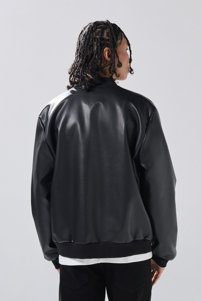 Chaqueta bomber negra de Verano Urbano con broches
