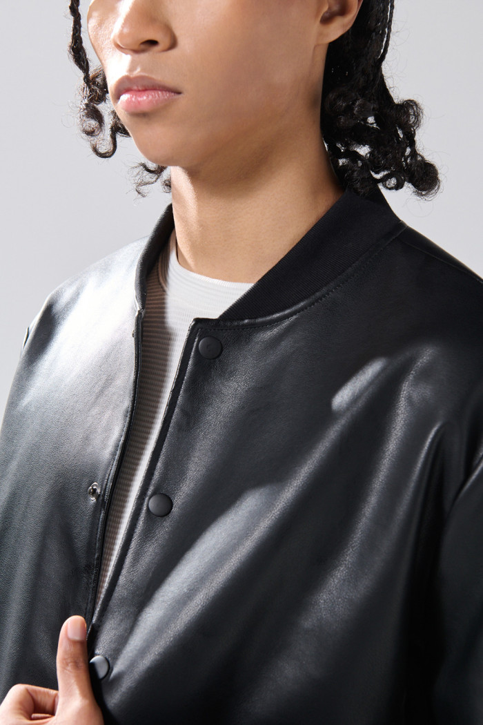 Chaqueta bomber negra de Verano Urbano con broches
