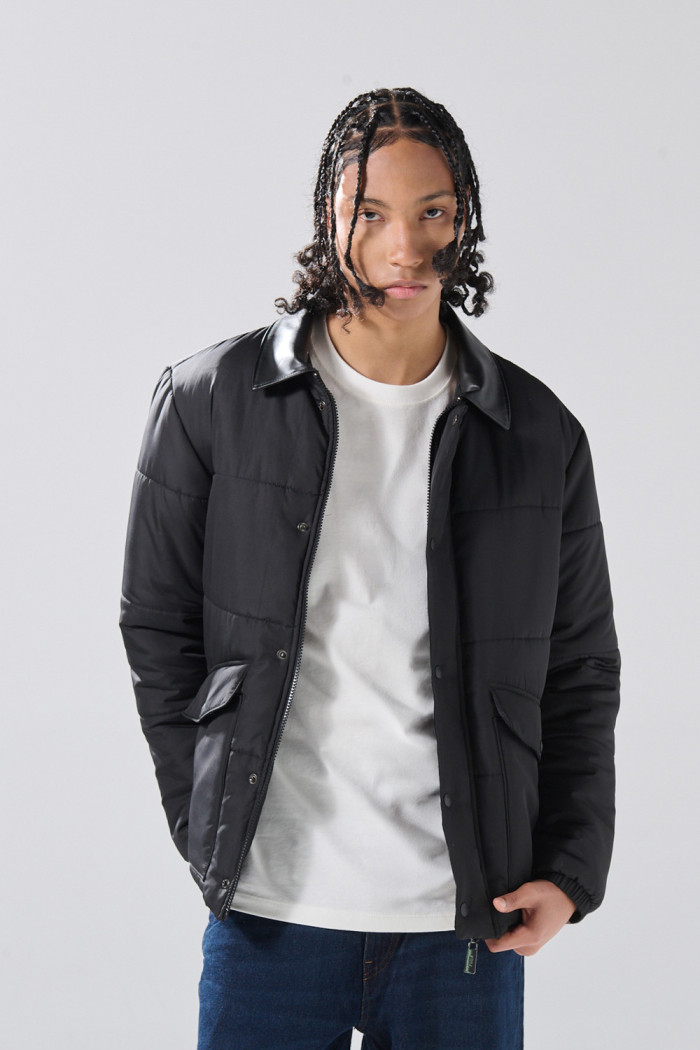 Chaqueta acolchada negra con cuello trucker y bolsillos