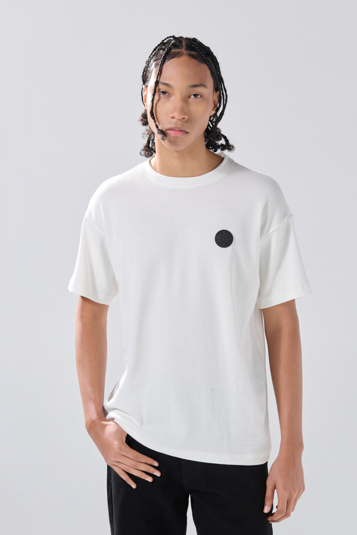 Camiseta en algodón crema con cuello redondo college