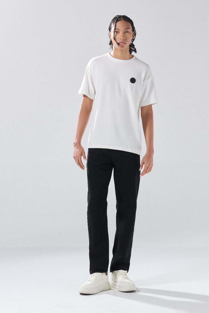 Camiseta en algodón crema con cuello redondo college