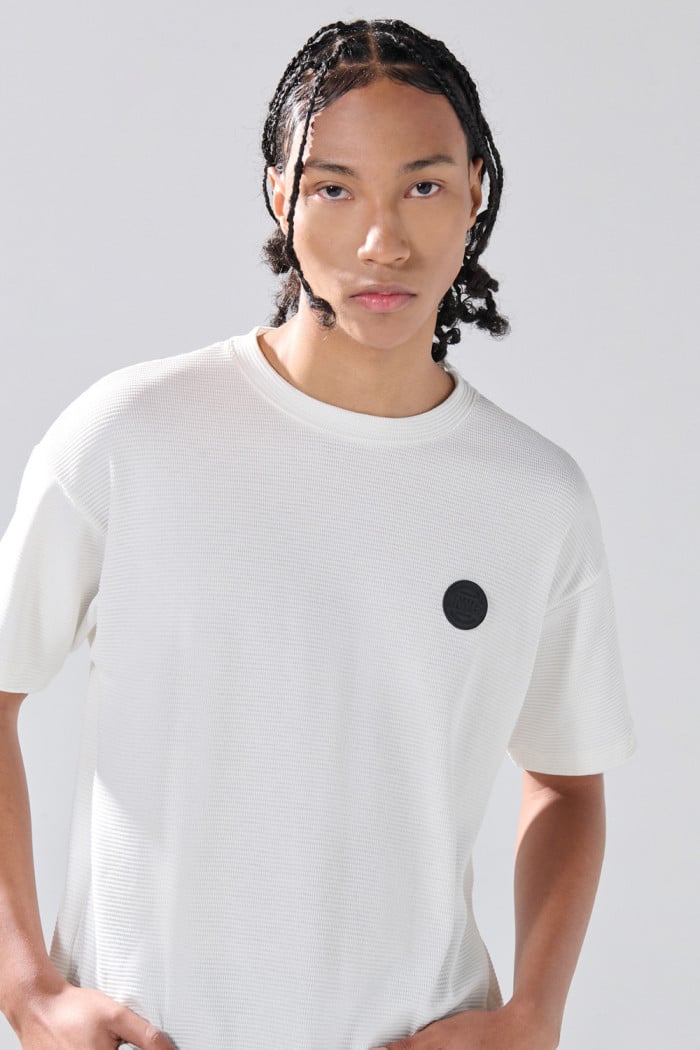 Camiseta en algodón crema con cuello redondo college