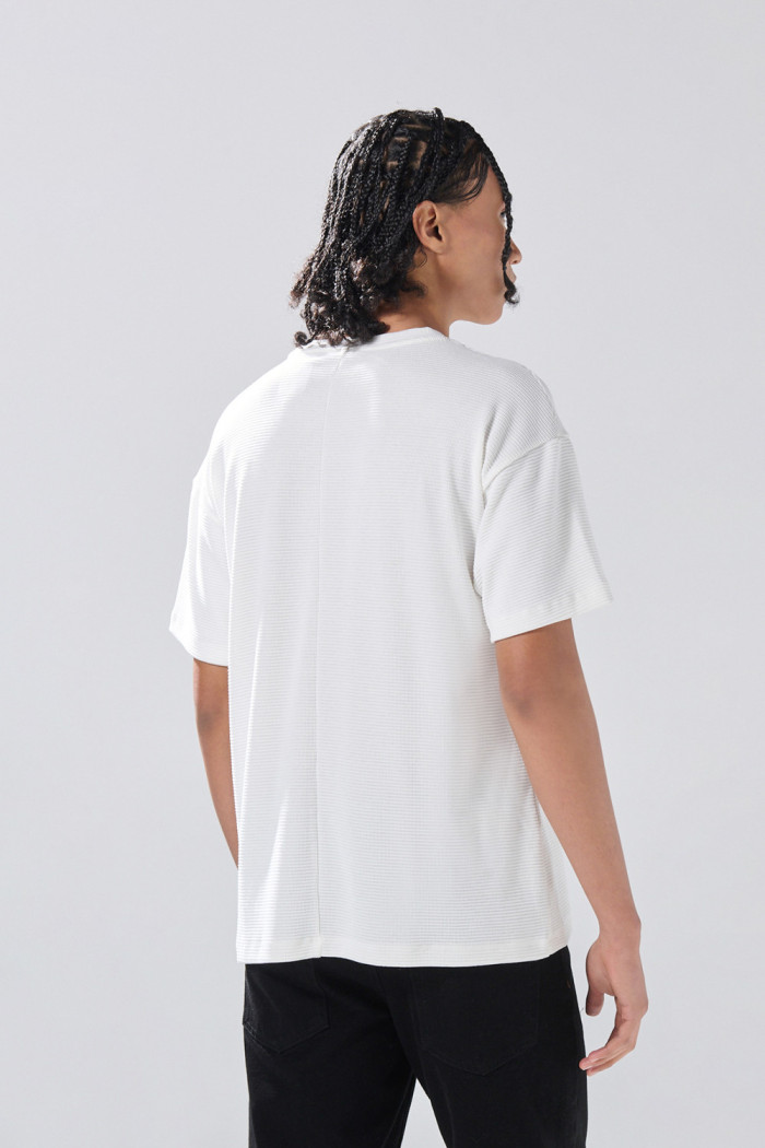 Camiseta en algodón crema con cuello redondo college