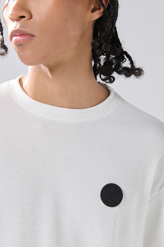 Camiseta en algodón crema con cuello redondo college