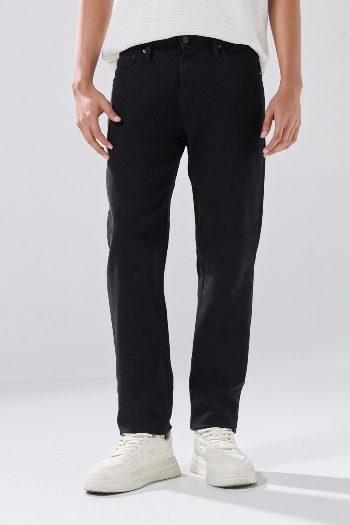 Jean slim infaltables negro con botón metálico y tiro bajo
