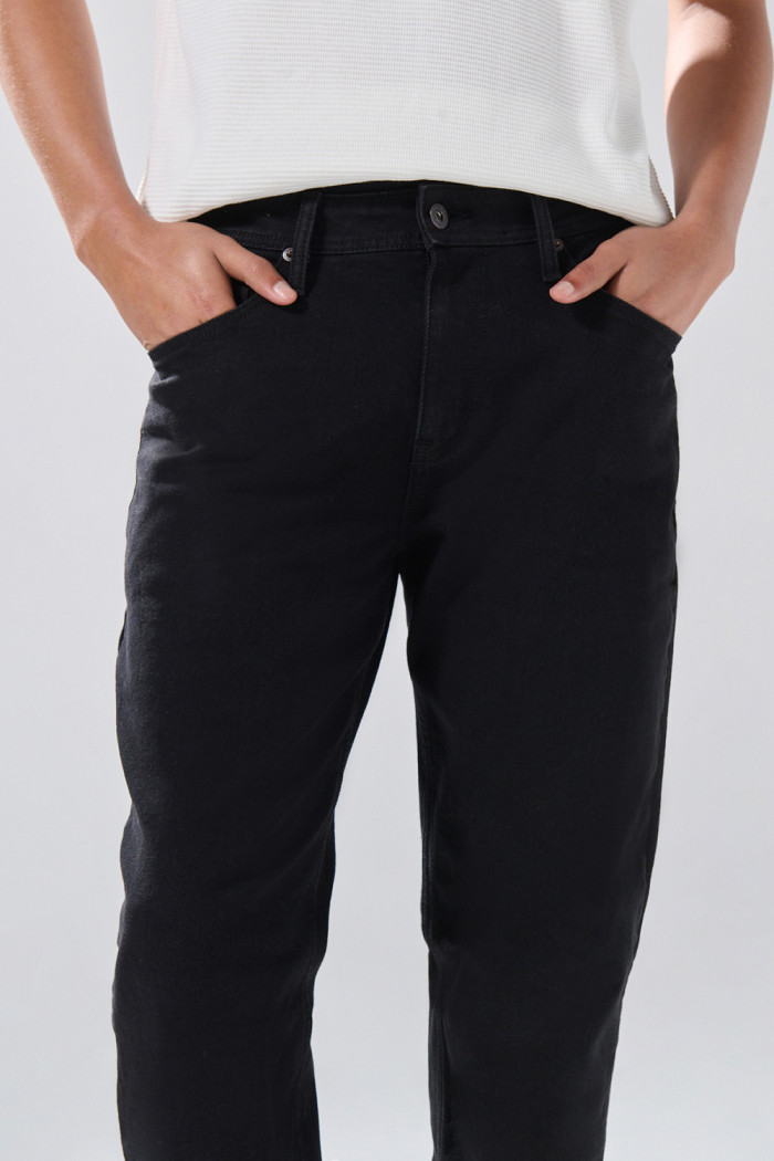 Jean slim infaltables negro con botón metálico y tiro bajo
