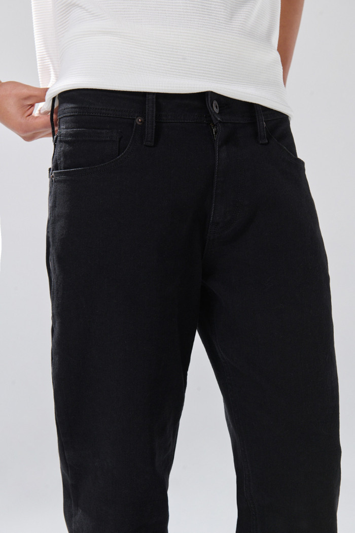 Jean slim infaltables negro con botón metálico y tiro bajo
