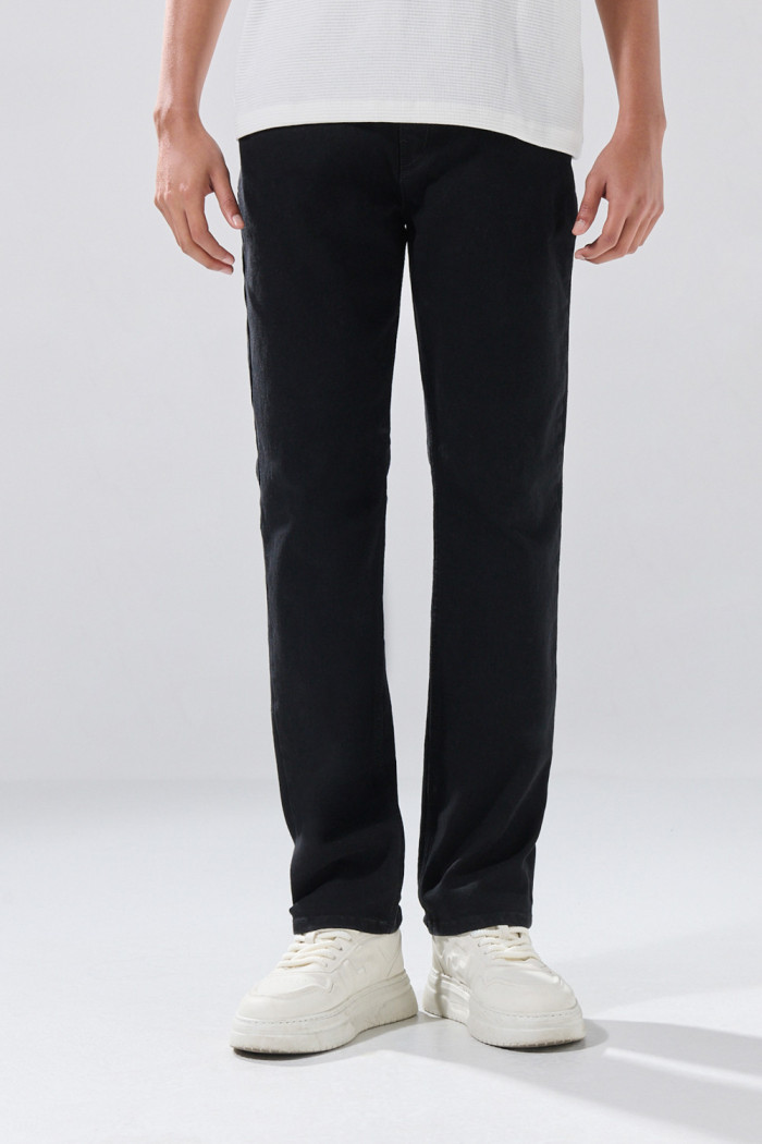 Jean straight leg infaltables negro bota recta con tiro bajo
