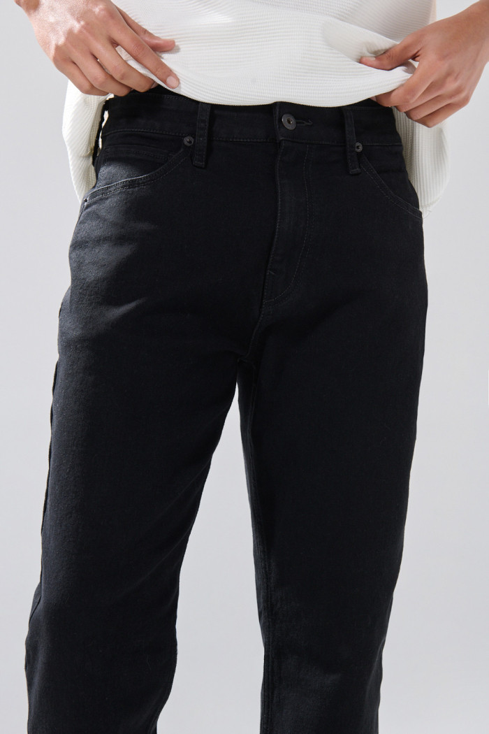 Jean straight leg infaltables negro bota recta con tiro bajo
