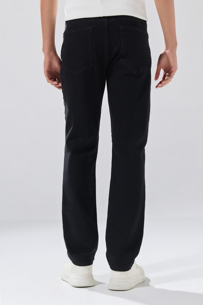 Jean straight leg infaltables negro bota recta con tiro bajo
