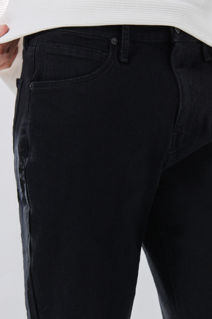 Jean straight leg infaltables negro bota recta con tiro bajo
