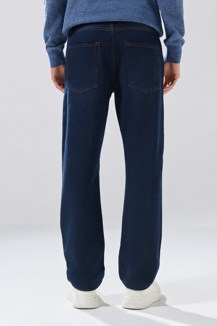 Jean 90´S infaltables azul intenso con costuras y tiro bajo

