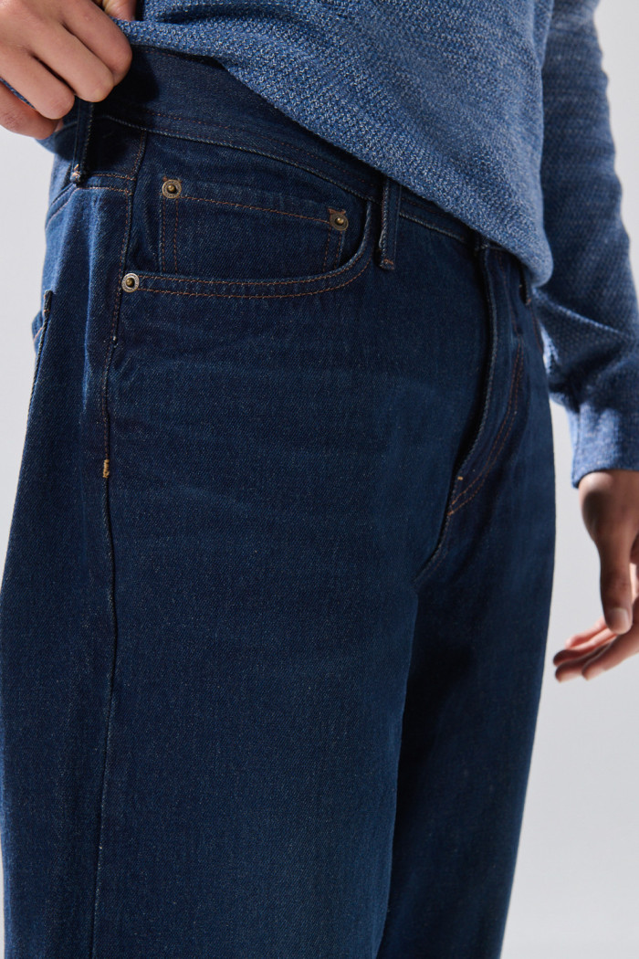 Jean 90´S infaltables azul intenso con costuras y tiro bajo
