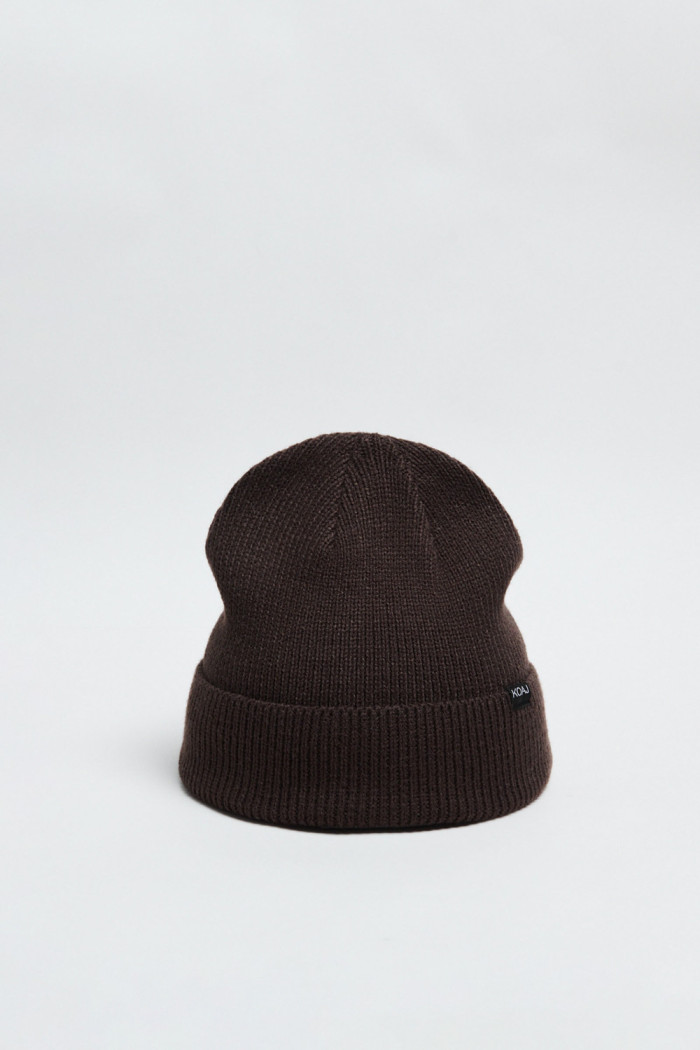 Gorro unicolor tejido con marquilla en frente y doblez
