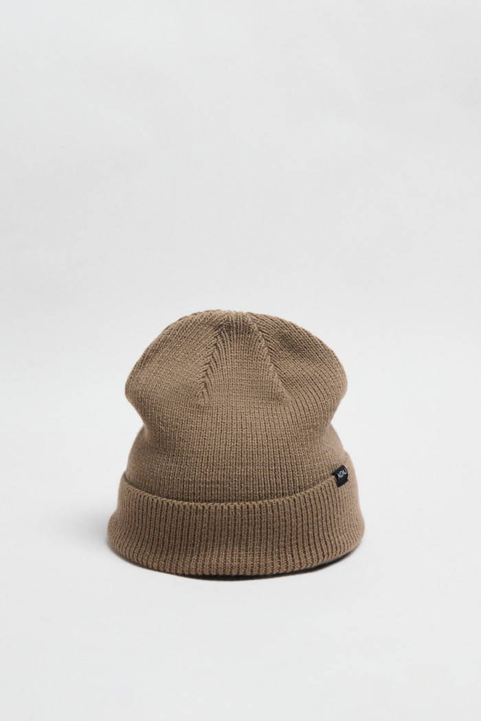 Gorro unicolor tejido con marquilla en frente y doblez
