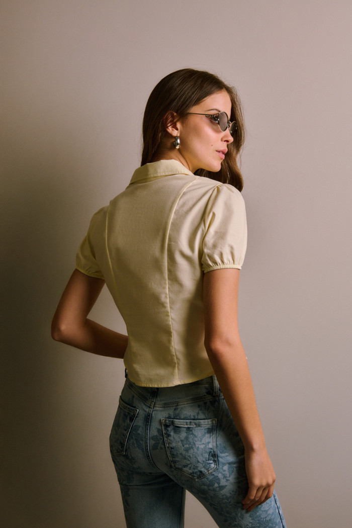 Blusa amarilla con manga corta de Verano Urbano
