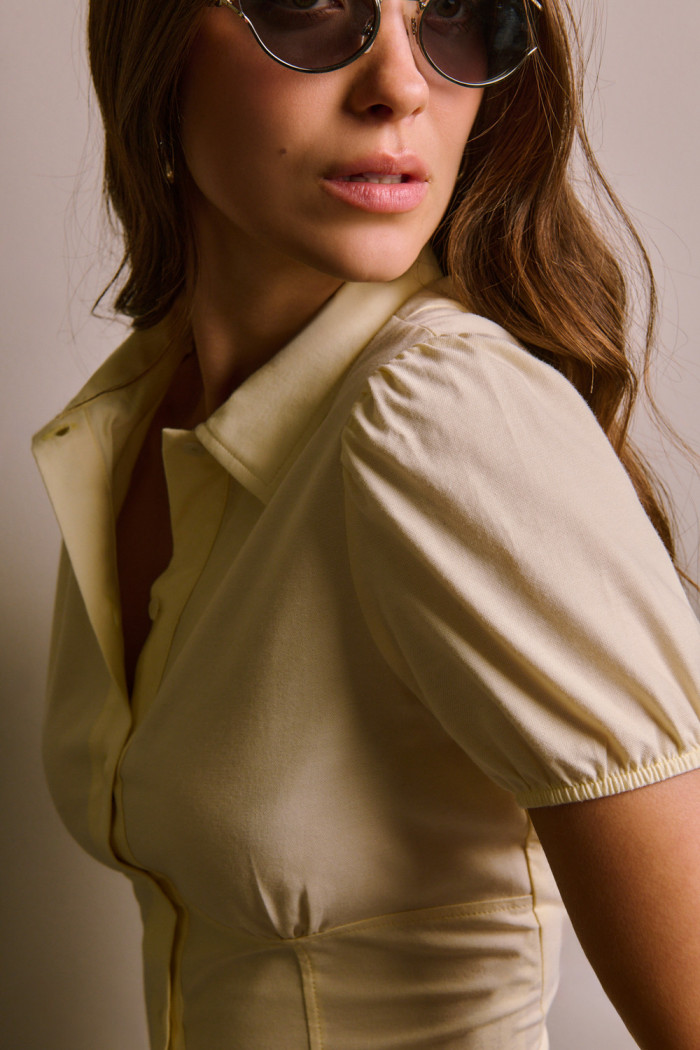 Blusa amarilla con manga corta de Verano Urbano
