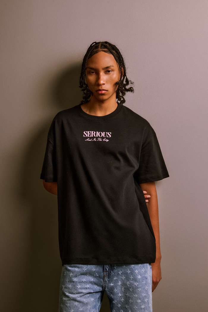 Camiseta unicolor cuello redondo con arte de Verano Urbano
