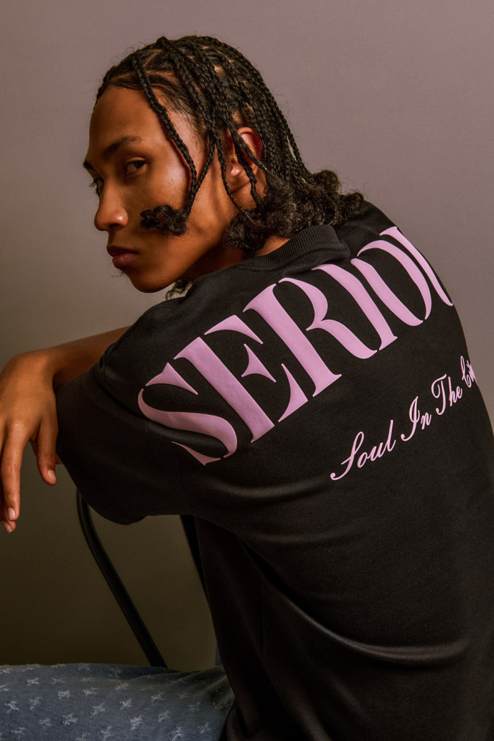 Camiseta unicolor cuello redondo con arte de Verano Urbano

