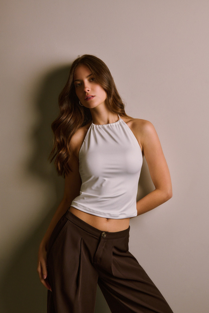 Camiseta unicolor con escote posterior de Verano Urbano
