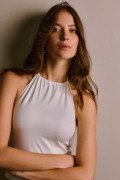 Camiseta unicolor con escote posterior de Verano Urbano
