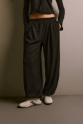 Pantalón jogger negro de Verano Urbano con bota ancha
