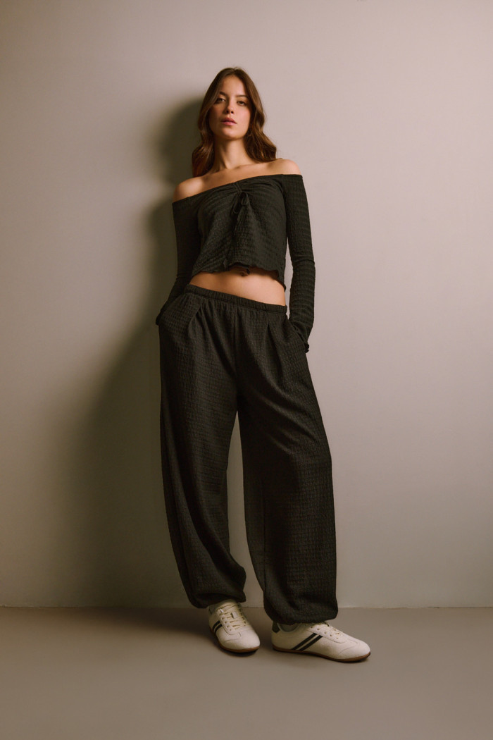 Pantalón jogger negro de Verano Urbano con bota ancha
