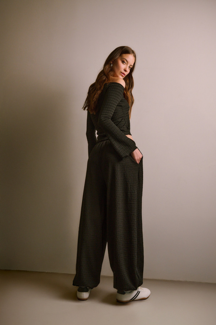 Pantalón jogger negro de Verano Urbano con bota ancha
