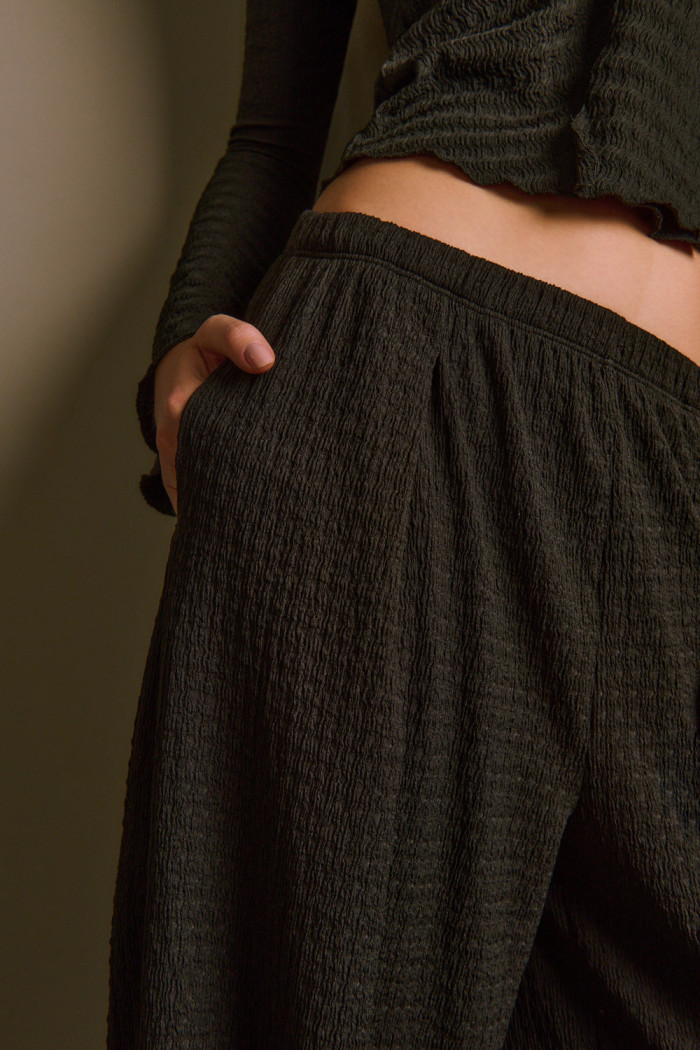 Pantalón jogger negro de Verano Urbano con bota ancha
