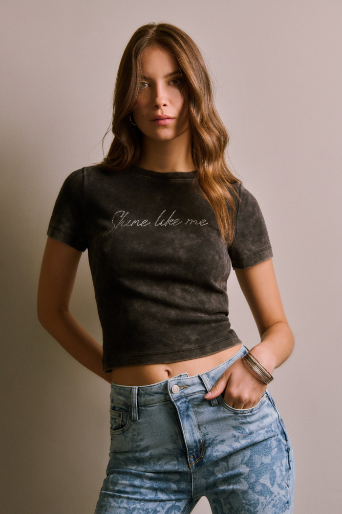 Camiseta negra tie dye manga corta con texto de Verano Urbano
