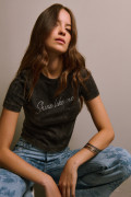 Camiseta negra tie dye manga corta con texto de Verano Urbano
