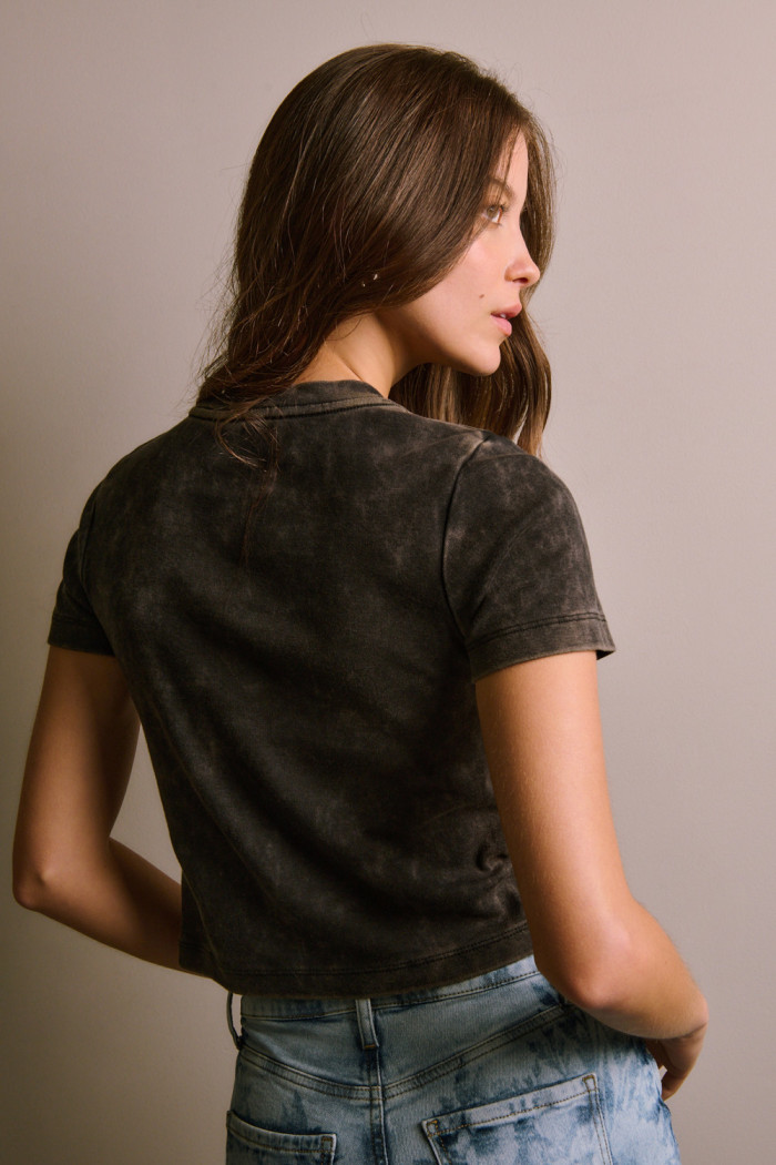 Camiseta negra tie dye manga corta con texto de Verano Urbano
