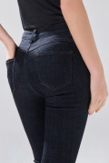 Jean tiro alto azul intenso push up infaltables con realce
