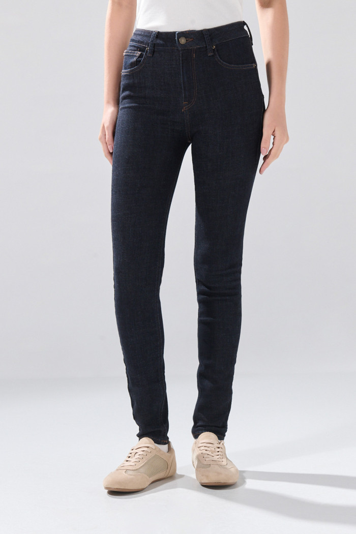 Jean tiro alto azul intenso con efecto push up y bolsillos
