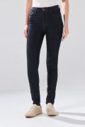 Jean tiro alto azul intenso con efecto push up y bolsillos
