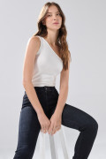 Jean tiro alto azul intenso con efecto push up y bolsillos

