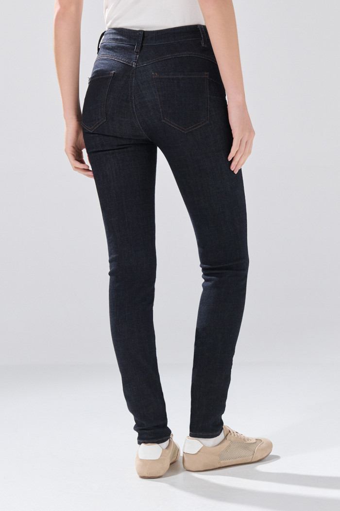 Jean tiro alto azul intenso con efecto push up y bolsillos
